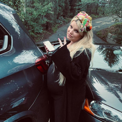 Η φωτογραφία της Jessica Simpson με μπικίνι λίγο πριν γεννήσει δεν είναι αυτό που φαντάζεσαι