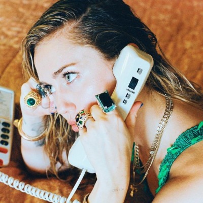 H Miley Cyrus κάνει ηλιοθεραπεία με τον πιο ανατρεπτικό τρόπο