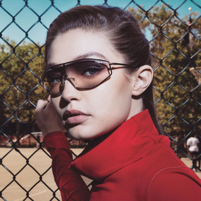 Tώρα που η Gigi Hadid φόρεσε αυτό το καπέλο εμείς το θέλουμε ακόμα περισσότερο