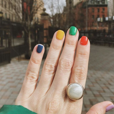 Το trend με τα νύχια που θυμίζουν ουράνιο τόξο θα το λατρέψεις