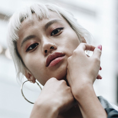 Βάλε σκουλαρίκι στο πρόσωπο χωρίς τρύπα και βάψε τα μαλλιά σου χωρίς βαφή