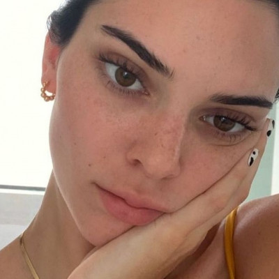 Το νέο trend στα νύχια που αγάπησαν η Arianna Grande και η Kendall Jenner