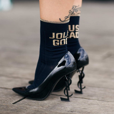 Fashion Απορία: «Μέχρι πότε μπορώ να φοράω καλσόν τώρα την άνοιξη;»