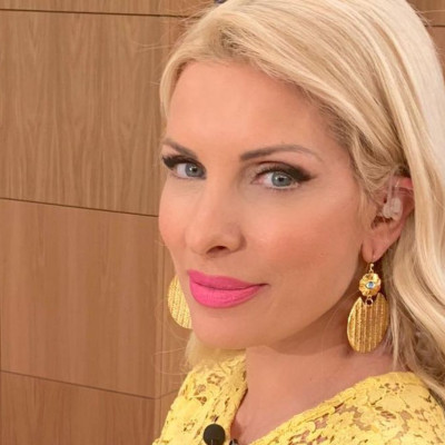 Ελένη Μενεγάκη: Πώς ξεκίνησε χθες για το σπίτι και τι της έγραψε θαυμαστής της (pics)