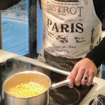 Έλληνας τραγουδιστής μας δείχνει την κουζίνα του (pics)