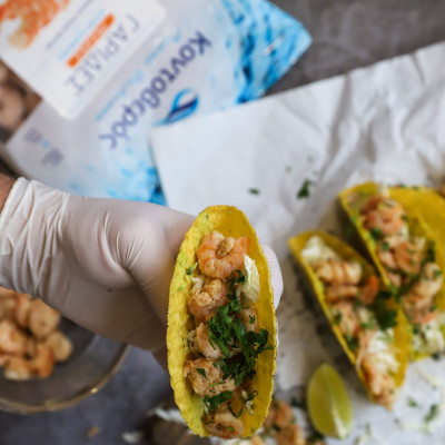 Τάκος με ψητές γαρίδες Κοντοβερός και σάλτσα αβοκάντο