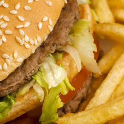 Πρόχειρο φαγητό: Πόσο έχουν αυξηθεί οι θερμίδες στις αλυσίδες γρήγορης εστίασης