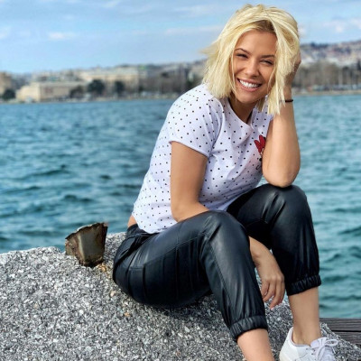 Απίστευτο! Η Λάουρα Νάργες ποζάρει με μαγιό μέσα στο κρύο