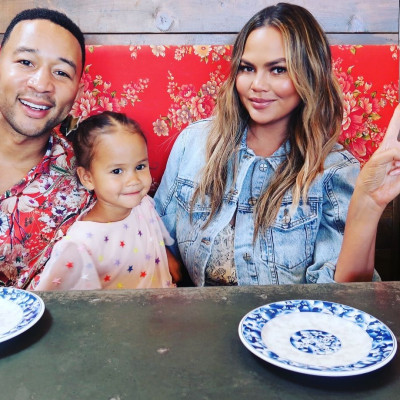 Chrissy Teigen - Γιατί δεν θέλει να χάσει τα 9 κιλά που πήρε από τη δεύτερη εγκυμοσύνη της;