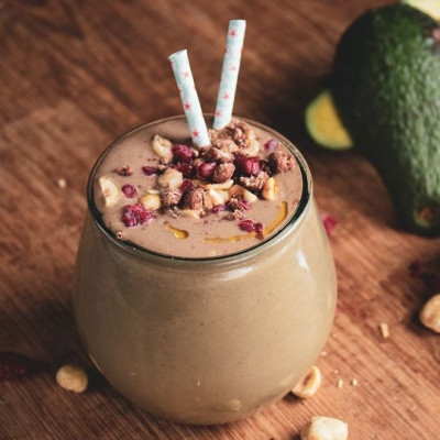 Smoothie με αβοκάντο, κακάο, μέλι και ελαιόλαδο