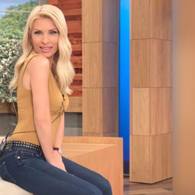 Η Ελένη Μενεγάκη φορά τζιν και δείχνει πιο σέξι από ποτέ (pics)