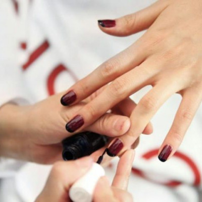 Gradient Nails: Το μανικιούρ που μπορείς να κάνεις μόνη σου και αποτελεί την πιο hot τάση