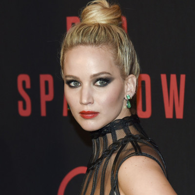 Jennifer Lawrence: Η σπάνια εμφάνιση με τον καλό της φουντώνουν τις φήμες εγκυμοσύνης