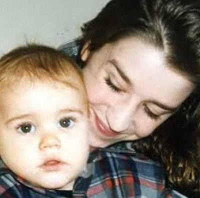 Διάσημος σταρ και τραγουδιστής σε βρεφική ηλικία στην αγκαλιά της μαμάς του: Μαντεύεις ποιος είναι;