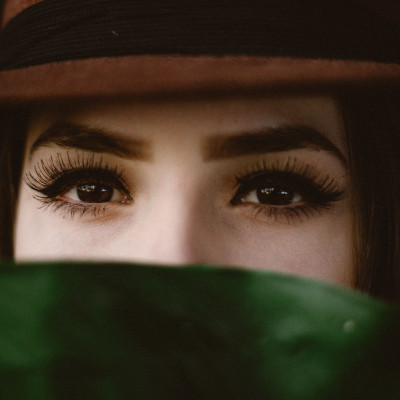 Πώς να τοποθετήσεις σωστά ψεύτικες βλεφαρίδες