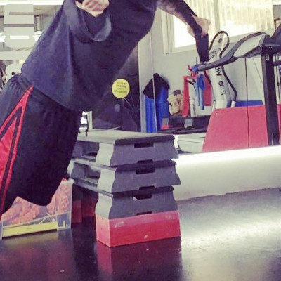 Έλληνας τραγουδιστής το έριξε στη γυμναστική (pics)