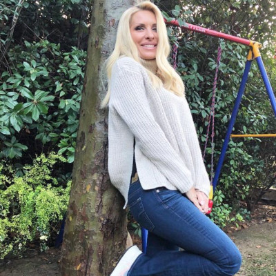 Ελένη Μενεγάκη: Μας δείχνει την αυλή του σπιτιού της (pics+vid)