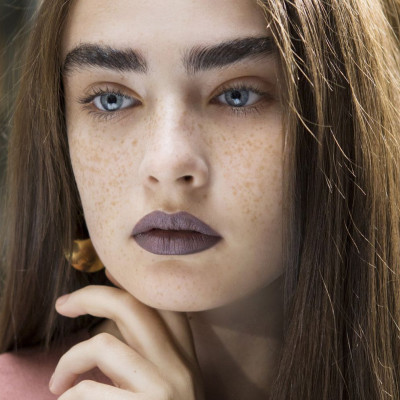 Αυτό είναι το τέλειο τρικ για να κρύψεις το διπλοσάγωνο και να κάνεις το πρόσωπό σου πιο λεπτό!