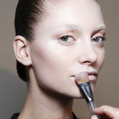 Πρέπει να φοράω μεικάπ στα χείλη μου πριν το κραγιόν; Απαντάμε υπεύθυνα!