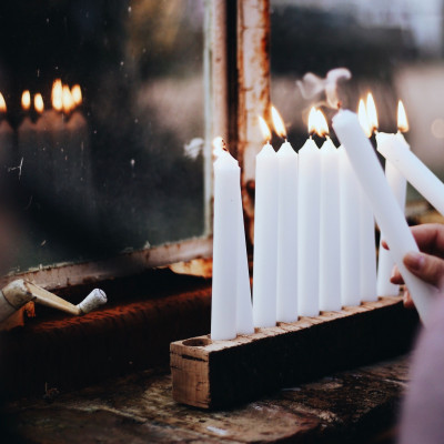 SOS! Έσταξε η λαμπάδα στα suede παπούτσια σου; Δες πώς θα τα σώσεις