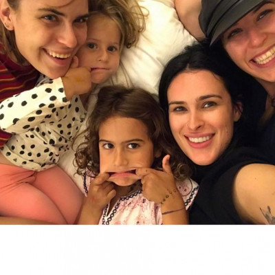 Τα πέντε κορίτσια που βλέπεις είναι κόρες πασίγνωστου ηθοποιού: Πάει κάπου το μυαλό σου