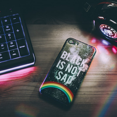 DIY: Πώς θα φτιάξεις εντυπωσιακές θήκες για το κινητό σου μέσα σε 1 λεπτό