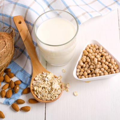 Γάλα αμυγδάλου vs γάλα σόγιας: Τα υπέρ και τα κατά για την υγεία σας