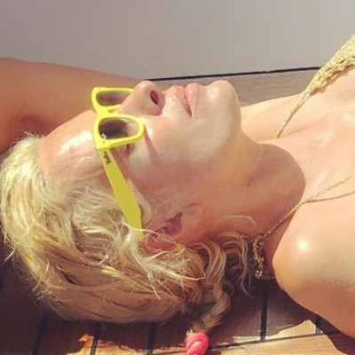 Ελένη Μενεγάκη: Ακομπλεξάριστη, άβαφη, αχτένιστη, με τις φακιδούλες της (pics)