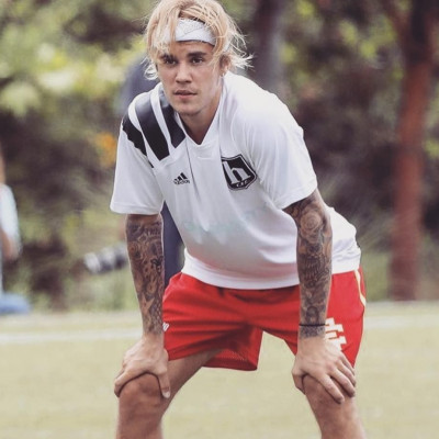 Ο Justin Bieber ανέβασε μία φωτογραφία από την παιδική του ηλικία και όλοι είδαν κάτι περίεργο!