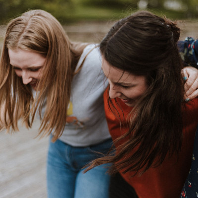 Η φίλη σου σε ανταγωνίζεται αλλά δεν θέλεις να χαλάσεις τη σχέση σας: Τι να κάνεις