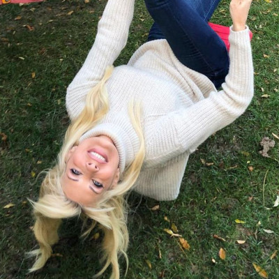 Η Ελένη Μενεγάκη ποζάρει με μαγιό στην παραλία (pics)