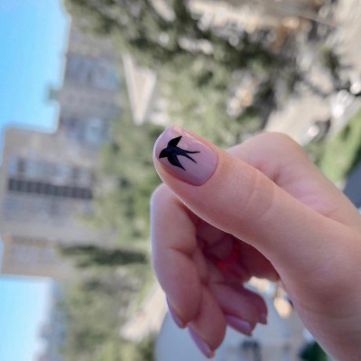 Ξέχνα αυτά που ήξερες, το trendy nail art γίνεται πλέον στον αντίχειρα!