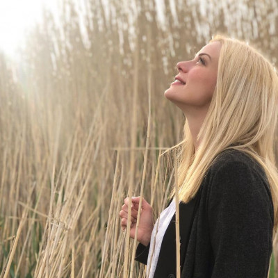 Ζέτα Μακρυπούλια: Ποζάρει με το μαγιό της σε εξωτική παραλία