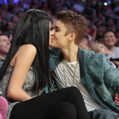 Ο Justin Bieber προσπαθεί να δικαιολογήσει γιατί έψαχνε βιντεάκια με τη Selena Gomez