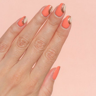 Αυτό είναι το χρώμα που θα κάνει τα χέρια (και τα πόδια σου) να δείχνουν πιο μαυρισμένα!