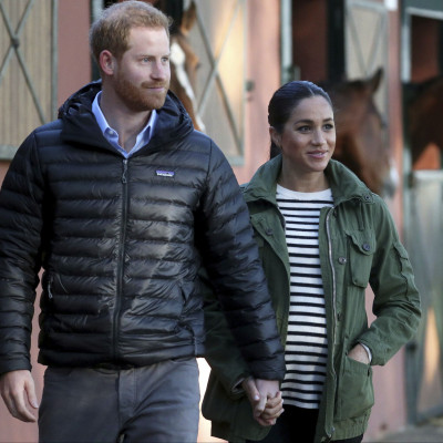 Το πρώτο μήνυμα του πρίγκιπα Harry στις κάμερες: Πόσο ζυγίζει το μωρό;