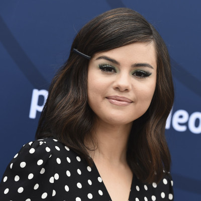 Η Selena Gomez πήγε στον γάμο του bodyguard της κι αυτό που φόρεσε είναι από άλλον πλανήτη