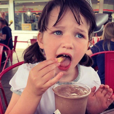 Η κόρη γνωστής ηθοποιού βουτάει τις πατάτες μέσα στην κρύα σοκολάτα και «τρελαίνει» τη μαμά της