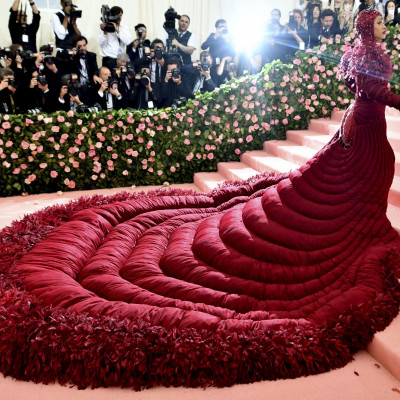 Met Gala: Εντυπωσιακή εμφάνιση της Cardi B στο κόκκινο χαλί!