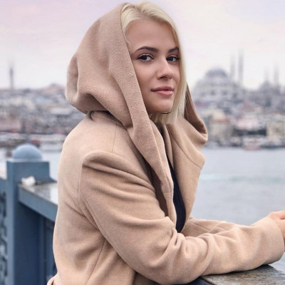 Η Λάουρα Νάργες ποζάρει ξανά με μαγιό και το σώμα της απλά δεν υπάρχει