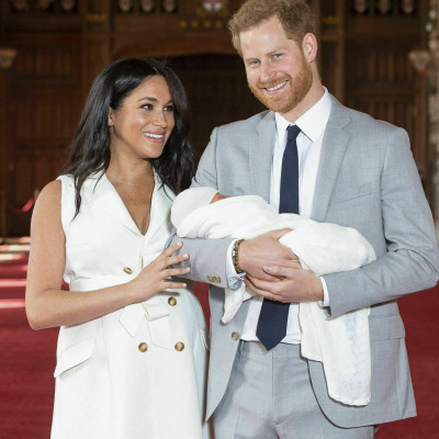 Τελικά, μοιάζει το παιδί του Harry με τα παιδιά του William όταν γεννήθηκαν; Ιδού οι φωτογραφίες
