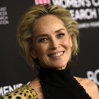 Στα 61 της η Sharon Stone ποζάρει topless και το κορμί της μας «κόβει την ανάσα»