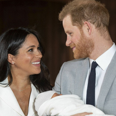 Ο Πρίγκιπας Harry προβάρει το φορμάκι του Archie και ενθουσιάζει τα πλήθη