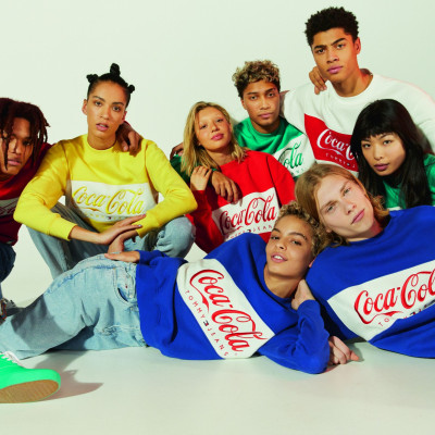 Ο Tommy Hilfiger λανσάρει την Capsule συλλογή Tommy Jeans Coca Cola