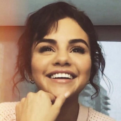 Δες τη Selena Gomez χωρίς ίχνος μακιγιάζ στο στούντιο και δε θα το πιστεύεις