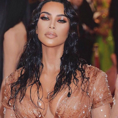 H Kim Kardashian αποκαλύπτει με βίντεο πόσο βασανιστικό ήταν να φορέσει το φόρεμα του Met Gala