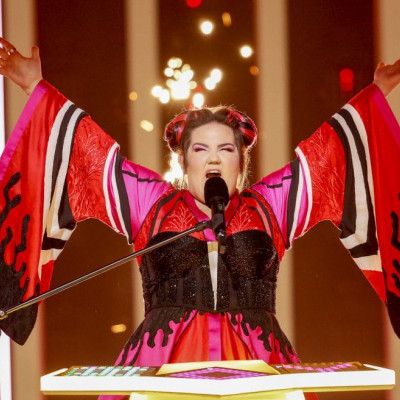 Η περσινή νικήτρια της Eurovision έκανε μία σούπερ σέξι εμφάνιση στην έναρξη της βραδιάς