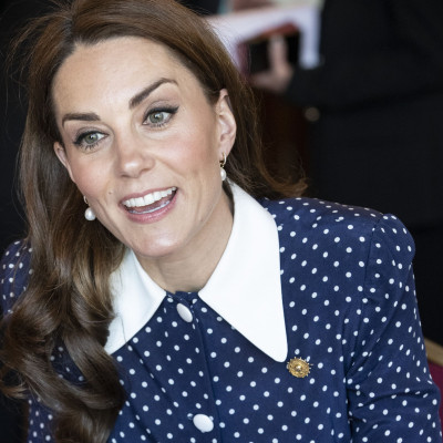 H Kate Middleton σε σπάνια πόζα: Μας αποκάλυψε τα γυμνασμένα και λεπτά πόδια της (pics & video)