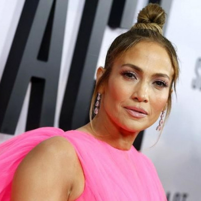 Jennifer, πες μας ότι είναι Photoshop! Δεν ξέρουμε πώς να αισθανθούμε με το νέο post της JLo