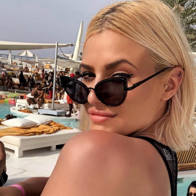 Η Λάουρα Νάργες πήγε στο Παρίσι και τα βίντεο είναι απολαυστικά